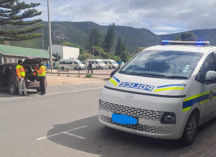 cops-monitor-taxi-turf-war Police monitoring the taxi rank in Hermanus